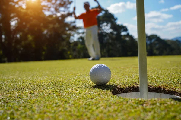 Golfista Que Põe Bola Golfe Verde Chama Lente Pôr Sol — Fotografia de Stock