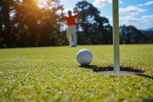 Golfista Que Põe Bola Golfe Verde Chama Lente Pôr Sol — Fotografia de Stock