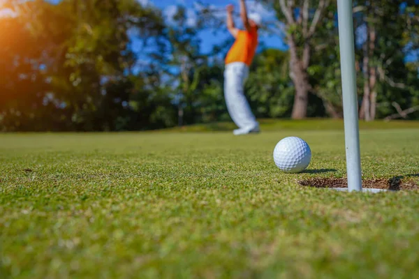 Golfista Mettendo Palla Sul Golf Verde Bagliore Lente Sul Tramonto — Foto Stock