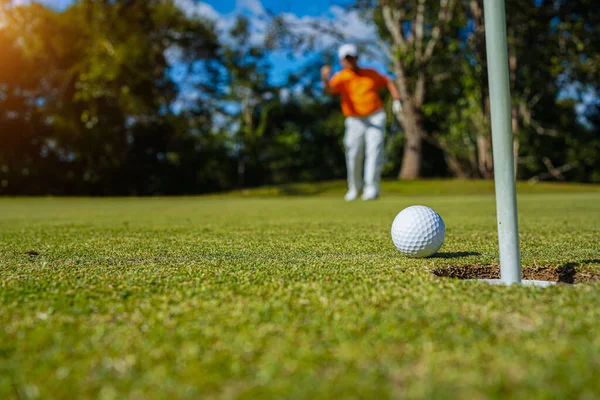 Golfista Stawiający Piłkę Zielonym Golfie Rozbłysk Soczewki Zachodzie Słońca Wieczorem — Zdjęcie stockowe