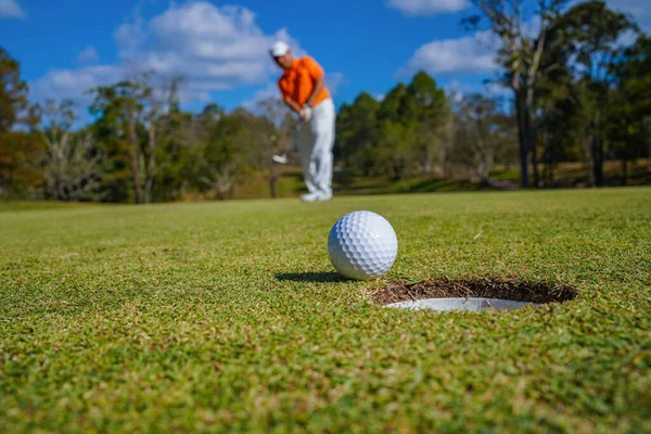 Golfçü Topu Yeşil Golfün Üstüne Koyuyor Mercek Akşam Vakti Parlıyor — Stok fotoğraf