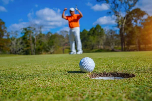 골퍼는 골프에 햇빛이 내리쬐는 시간에 플레어를 놓는다 구덩이에 우승을 — 스톡 사진