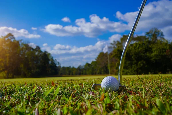 朝の日差しが美しい美しいゴルフコースで緑の芝生の上でゴルフクラブやボール 緑の芝生の上のゴルフボールゴルフコースの背景にヒットする準備ができて — ストック写真