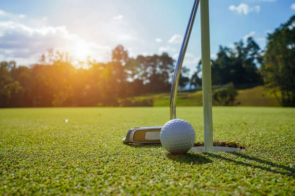 Clubes Golf Pelota Césped Verde Hermoso Campo Golf Con Sol —  Fotos de Stock