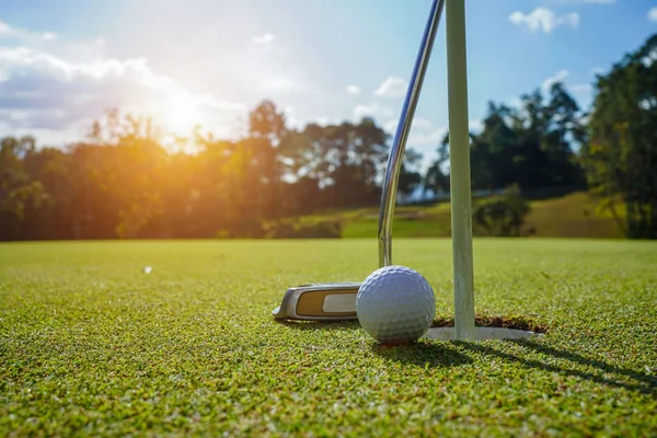 Golfové Hole Míč Zeleném Trávníku Krásném Golfovém Hřišti Ranním Sluncem — Stock fotografie