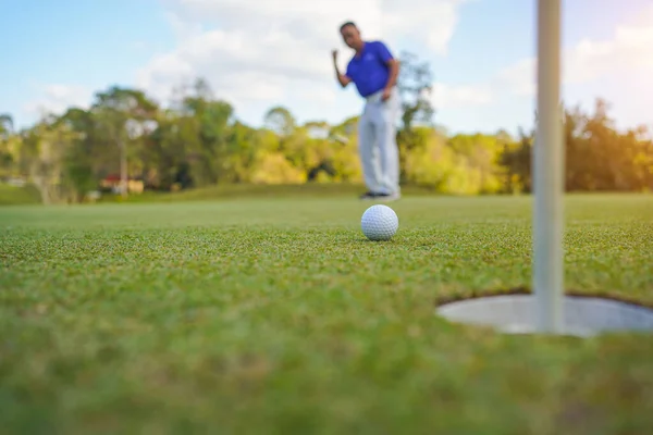 Golfeur Mettant Balle Sur Golf Vert Éclat Lentille Sur Coucher — Photo