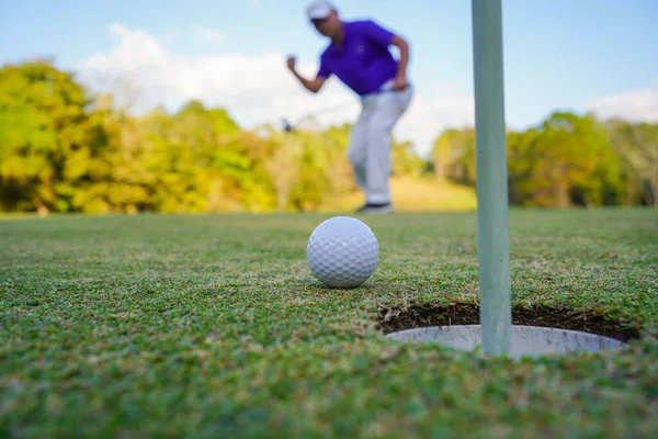 Golfista Dává Míček Zelený Golf Čočka Září Při Západu Slunce — Stock fotografie