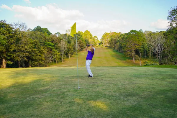 Golfare Sätta Bollen Den Gröna Golfen Lins Utflytning Solnedgången Kvällstid — Stockfoto