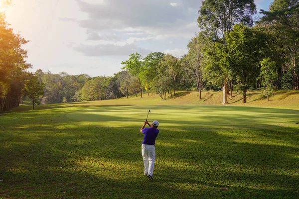 Golfeur Jouent Golf Jeu Frapper Aller Sur Fond Montagne Herbe — Photo