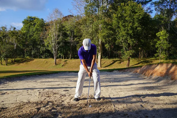 Golfista Balança Seu Taco Golfe Tiro Areia Bunker Golfista Bater — Fotografia de Stock