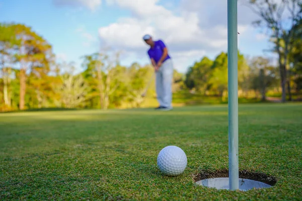 Golfista Que Põe Bola Golfe Verde Chama Lente Pôr Sol — Fotografia de Stock