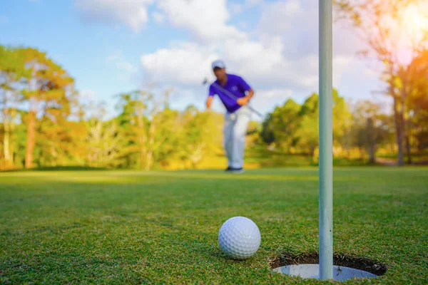 Golfçü Topu Yeşil Golfün Üstüne Koyuyor Mercek Akşam Vakti Parlıyor — Stok fotoğraf