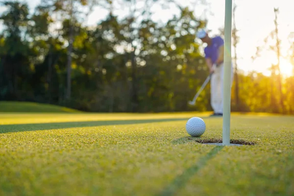 Golfer Putting Ball Green Golf Lens Flare Sun Set Evening — Stock Photo, Image