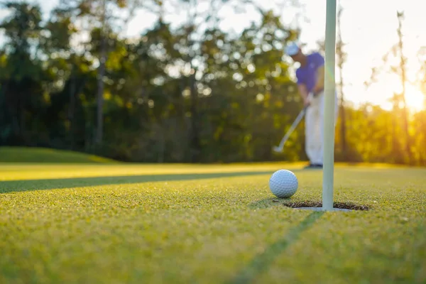 Golfer Legt Ball Auf Dem Grünen Golf Linsenschlag Bei Sonnenuntergang — Stockfoto