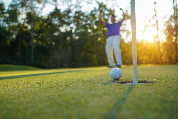 Golfista Dává Míček Zelený Golf Čočka Září Při Západu Slunce — Stock fotografie