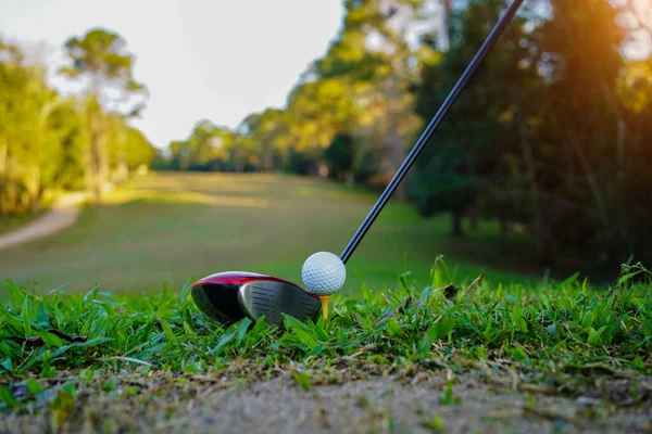 Clubes Golf Pelota Césped Verde Hermoso Campo Golf Con Sol — Foto de Stock
