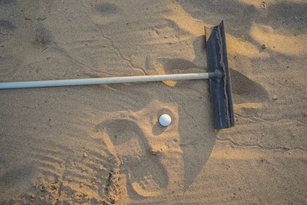 Έννοια Γκολφ Μπάλα Γκολφ Και Άμμο Τσουγκράνα Στο Καταφύγιο Όμορφο — Φωτογραφία Αρχείου