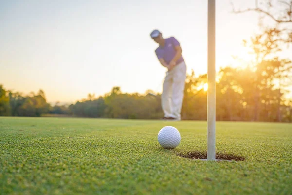 Golfer Zet Bal Groene Golf Lens Flare Zonsondergang Avonds Tijd — Stockfoto