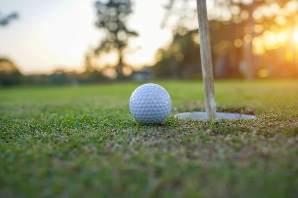 Golfový Míček Zeleném Trávníku Krásném Golfovém Hřišti Ranním Slunce Připraven — Stock fotografie