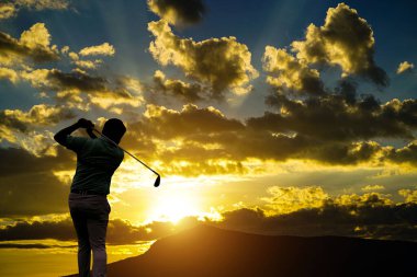 Güzel günbatımında golf oynayan siluet golfçü. Gün doğumunda Silhouette 'de golf sopası..                               
