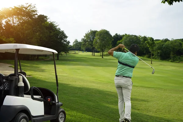 Golfozó Golfozik Mellett Golf Autó Gyönyörű Golfpálya Esti Golfpálya Napsütéses — Stock Fotó