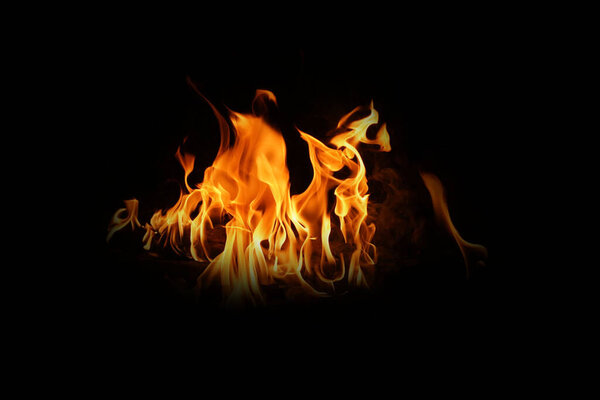 Пламя огня на черном фоне. абстрактный огненный фон. Огонь в огне, горящем естественным образом, махал ночью.                                