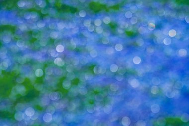 Soğuk kış mavi Bokeh 'inin soyut arka plandaki bulanık ışıkları ve parıltılı parıltıları yok etti                               