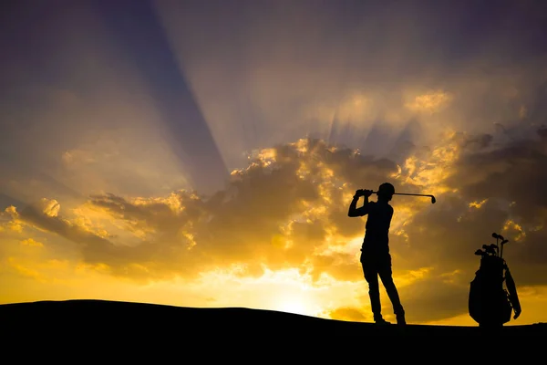 Golpear Pelota Golf Los Golfistas Hacia Agujero Atardecer Silueta Cielo — Foto de Stock