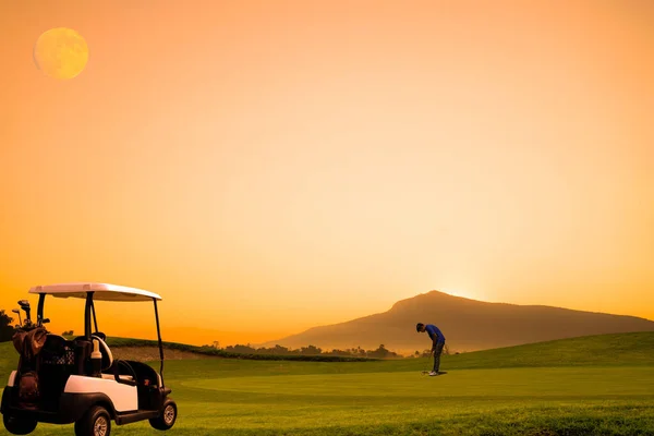 Golfspelare Sätta Golfboll Till Hål Solnedgången Eller Soluppgången Utsikt Över — Stockfoto