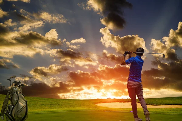 Een Golfer Die Golf Speelt Avondzon Van Achteren Bekeken Golfer — Stockfoto