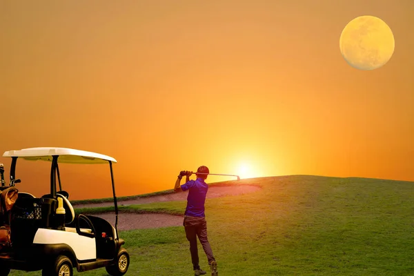 Golfista Jugando Golf Sol Tarde Visto Desde Atrás Golfista Posando — Foto de Stock