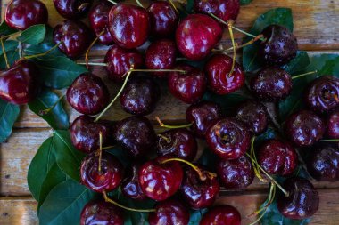 Ahşap masa kırsalında çilekli kiraz. Doğal detoks, meyve tatlısı, sağlıklı beslenme konsepti. Üst görünüm düz arkaplan. Pankart.                               