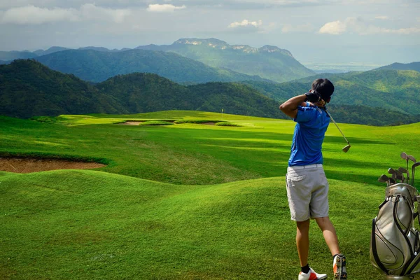 Golfare Som Spelar Golf Kvällssolen Sedd Bakifrån Golfare Poserar Stå — Stockfoto