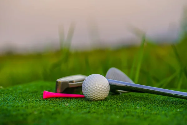 Golfballen Golfclubs Een Groen Grasveld Een Prachtige Golfbaan Met Ochtendzon — Stockfoto