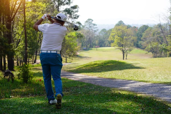 Golfare Spelar Golf Kvällsgolfbanan Solnedgången Kvällstid Man Spelar Golf Golfbana — Stockfoto
