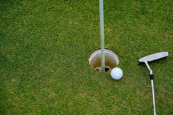 Vista Superior Uma Bola Golfe Com Putter Campo Verde Buraco — Fotografia de Stock