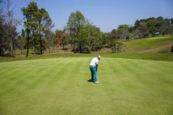 高尔夫球手在傍晚高尔夫球场打高尔夫球 日落时分 在阳光下打高尔夫的人 — 图库照片