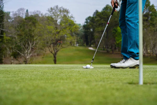 Golfare Spelar Golf Kvällsgolfbanan Solnedgången Kvällstid Man Spelar Golf Golfbana — Stockfoto