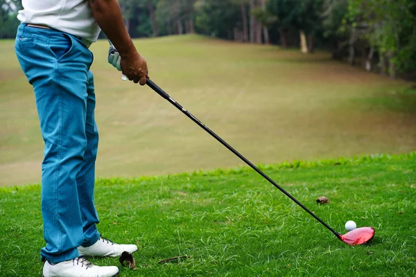 Golfare Spelar Golf Kvällsgolfbanan Solnedgången Kvällstid Man Spelar Golf Golfbana — Stockfoto