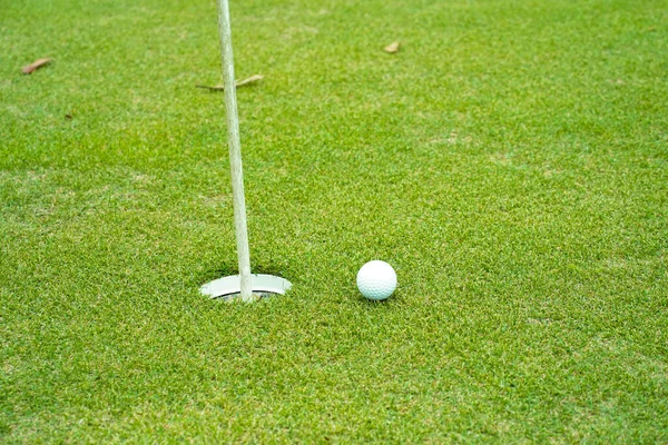 Blick Von Oben Auf Einen Golfball Auf Dem Grünen Platz — Stockfoto