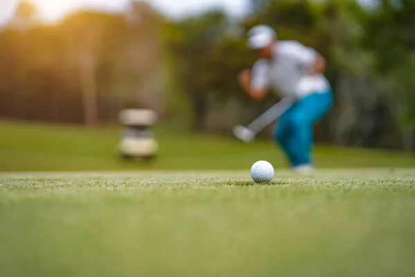 Golflabda Hogy Lesz Lyuk Golfozók Zöld Golfpálya Naplementekor Golfozók Golfoznak — Stock Fotó
