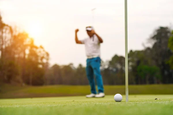 Golflabda Hogy Lesz Lyuk Golfozók Zöld Golfpálya Naplementekor Golfozók Golfoznak — Stock Fotó