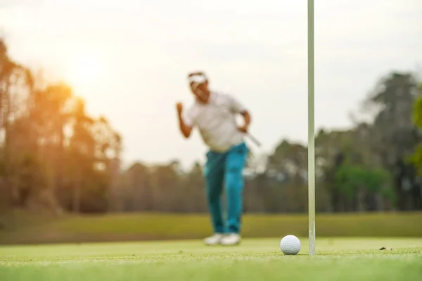 Golflabda Hogy Lesz Lyuk Golfozók Zöld Golfpálya Naplementekor Golfozók Golfoznak — Stock Fotó