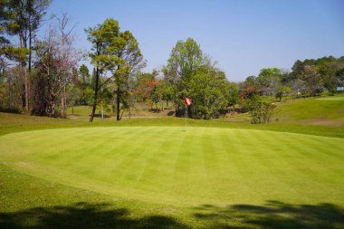  Golf sahasının manzarası ve güzel bir golf sahası. Zengin yeşil çimenlikli golf sahası. Güzel manzara..                               