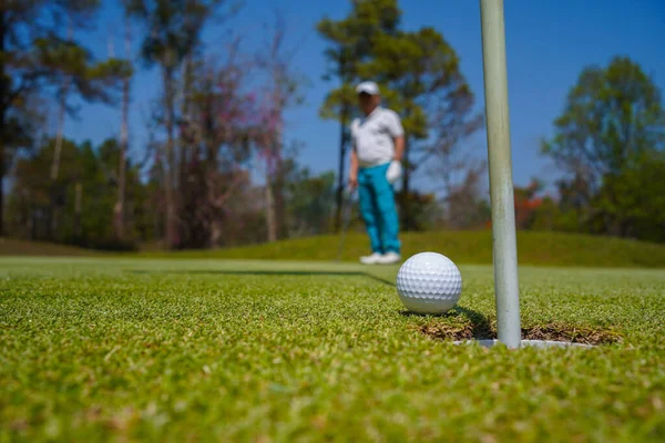 Golf Topları Gün Batımında Golf Sahasında Golf Oyuncuları Tarafından Delik — Stok fotoğraf