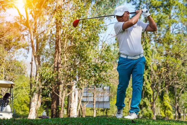 Golfista Jogar Golfe Campo Golfe Noite Pôr Sol Hora Noite — Fotografia de Stock