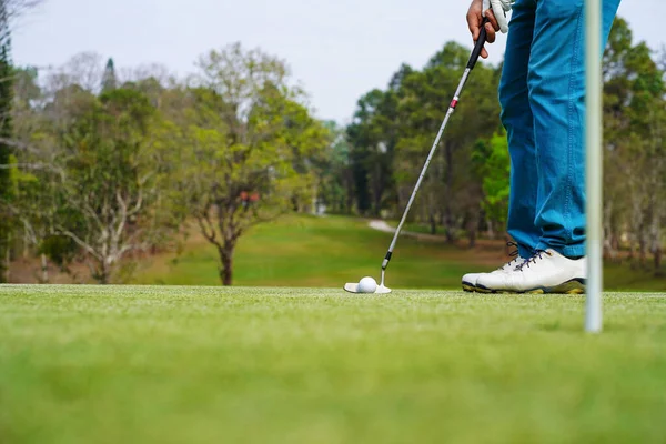 高尔夫球手在傍晚高尔夫球场打高尔夫球 日落时分 在阳光下打高尔夫的人 — 图库照片