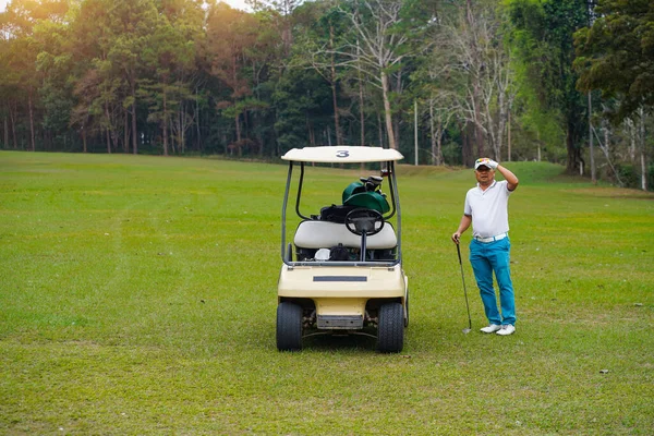 Golfvagn Banan Med Arg Senior Golfare Som Håller Golfklubb — Stockfoto