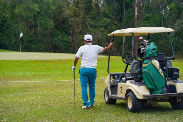 高尔夫球场上的高尔夫球车 愤怒的资深高尔夫球手拿着高尔夫球杆 — 图库照片