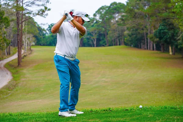 Golfare Spelar Golf Kvällsgolfbanan Solnedgången Kvällstid Man Spelar Golf Golfbana — Stockfoto